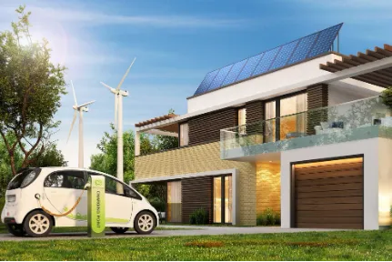 Automóvil cargando junto a casa con paneles solares