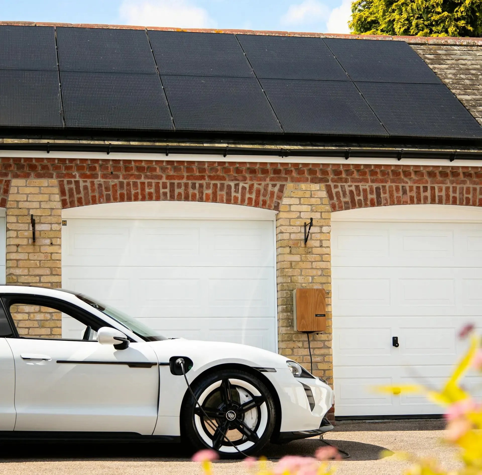Automóvil cargando en casa con paneles solares